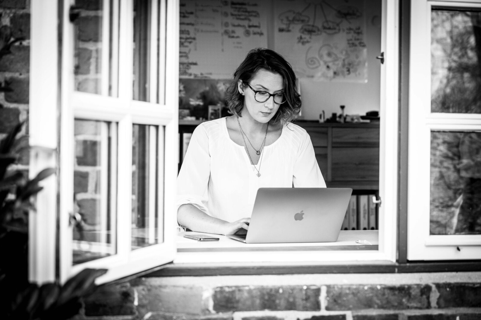 Folke Johannsen bei der konzentrierten Arbeit am Laptop
