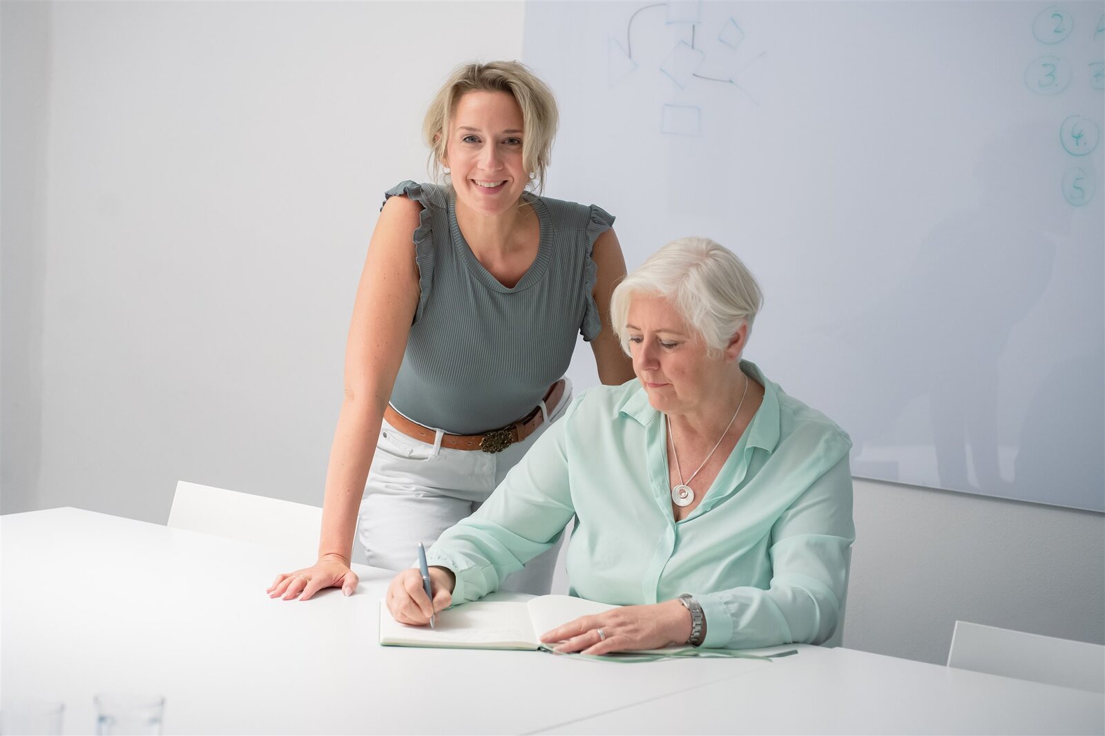 Beschäftigte entwickeln gemeinsam Lösungen in einem Workshop