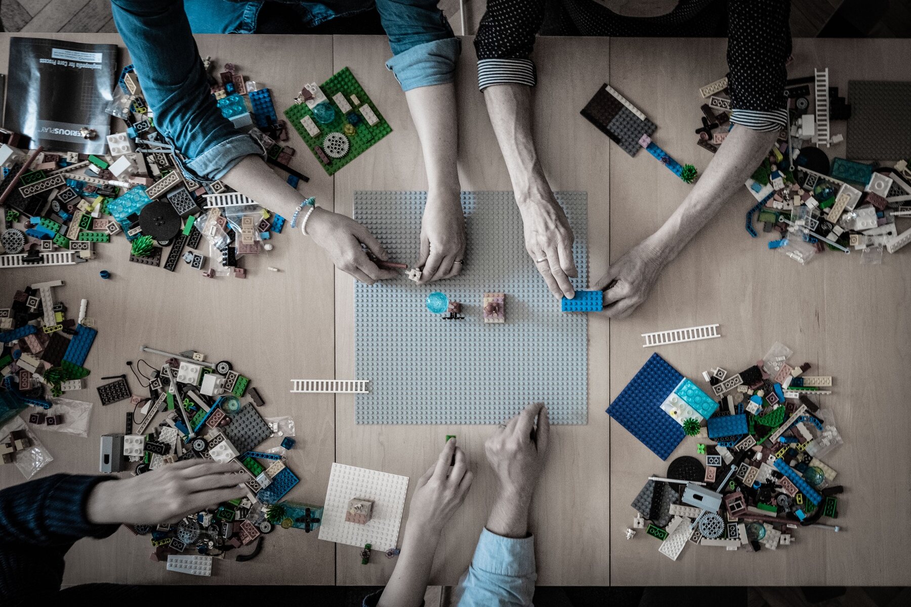 Teilnehmende entwickeln ein gemeinsames Modell mit LEGO® SERIOUS PLAY®